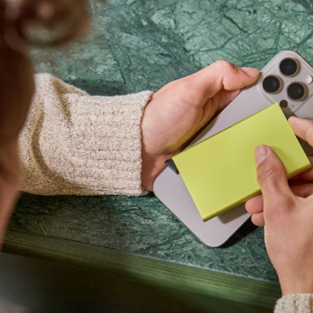 Secrid Magsafe Cardprotector lime 3